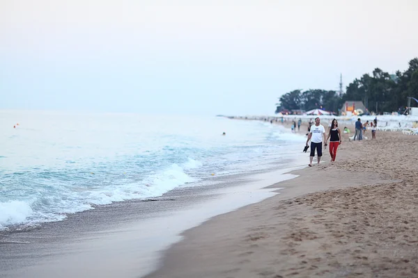 Люди, гуляющие по пляжу — стоковое фото