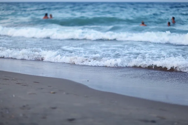 Морський пляж з людьми, які купаються — стокове фото