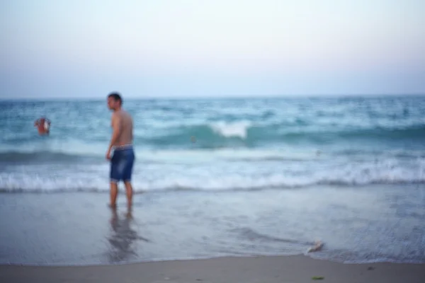 Praia do mar com pessoas tomar banho — Fotografia de Stock