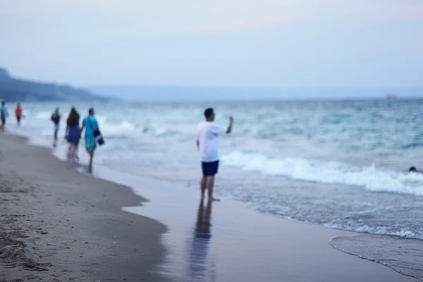 Spiaggia sul mare con gente che si bagna — Foto Stock