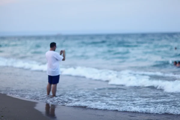 Playa de mar con la gente se baña — Foto de Stock