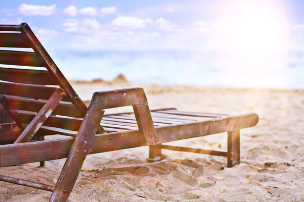 Cama de sol na praia arenosa — Fotografia de Stock