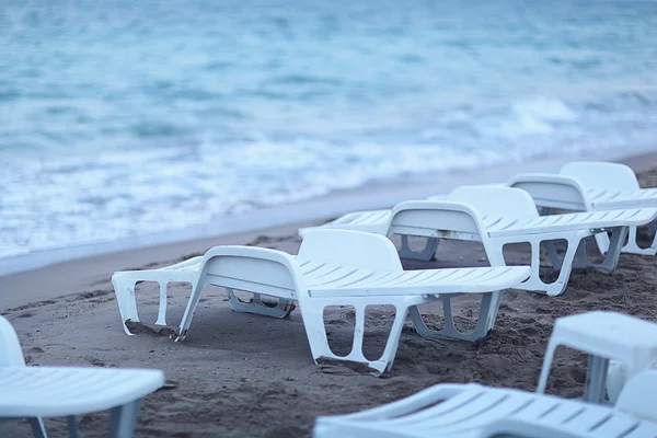 Camas de sol na praia arenosa — Fotografia de Stock