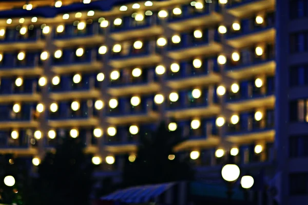 Unscharfe Nachtsicht auf Hotel am Goldenen Sand — Stockfoto