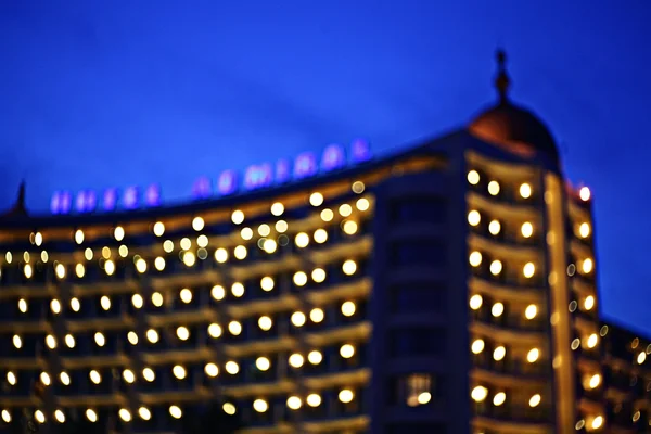 Vue nocturne floue de l'hôtel sur Golden Sands resort — Photo