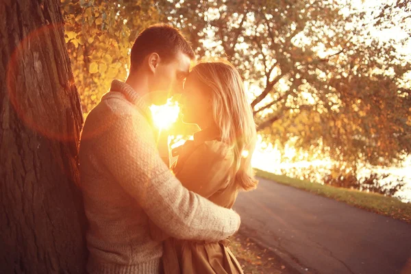 Couple in park — Stock Photo, Image