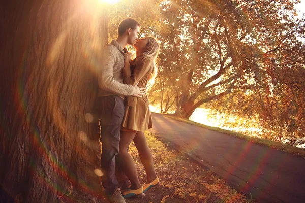 Casal no parque — Fotografia de Stock