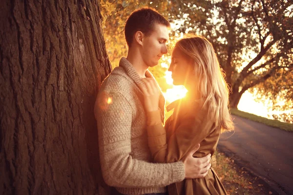 Pareja en el parque —  Fotos de Stock