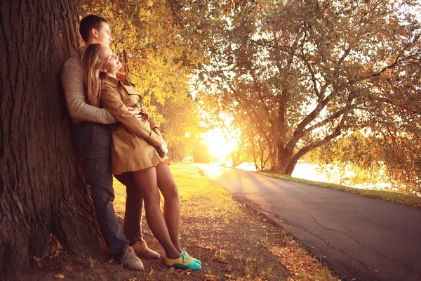 Casal no parque — Fotografia de Stock