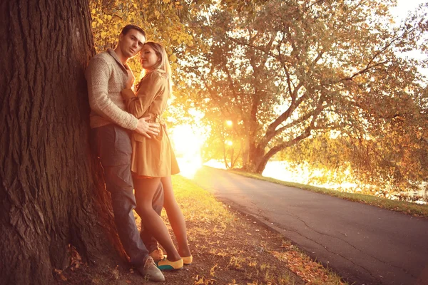 Paar im Park — Stockfoto