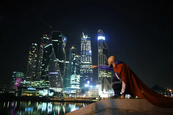 Супермен в городе — стоковое фото
