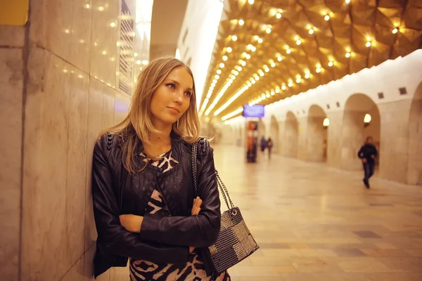 Kvinna i metro — Stockfoto