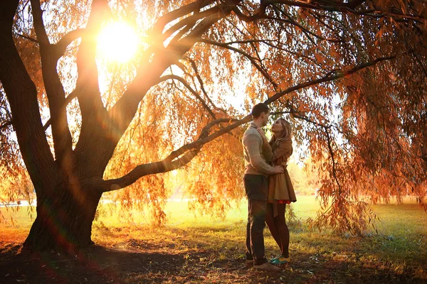 Couple dans le parc — Photo