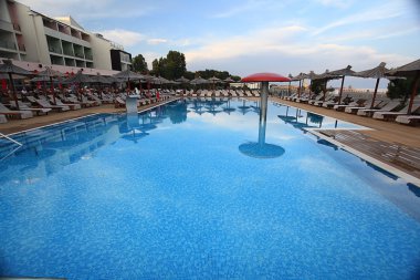 otel havuzunda