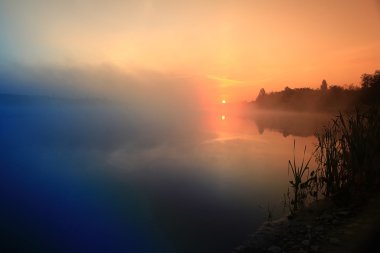 Göl kenarında gündoğumu