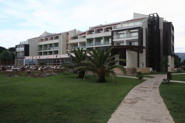 otel bahçesinde
