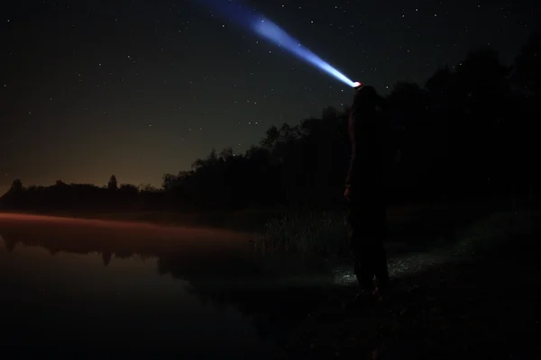 Hombre de noche en el lago — Foto de Stock