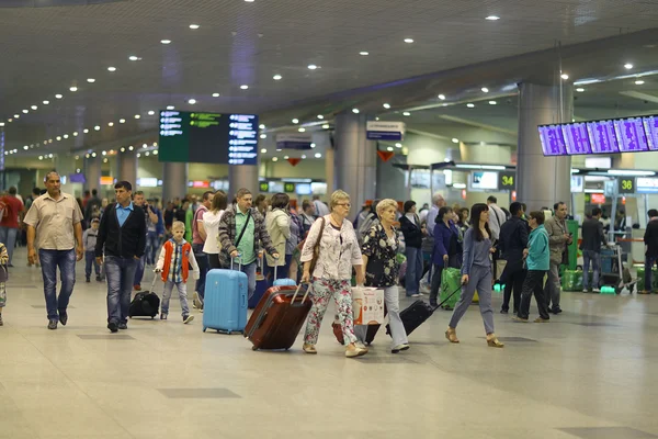 Pasajeros en el aeropuerto — Foto de Stock