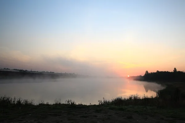 Lever de soleil sur le lac — Photo