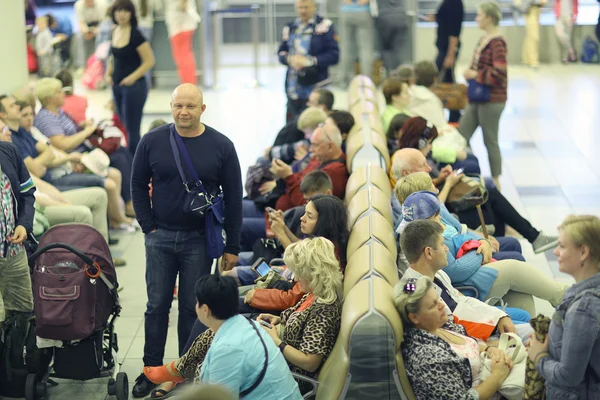Pasażerowie na lotnisku — Zdjęcie stockowe