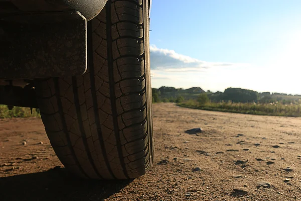 SUV samochodu na drodze — Zdjęcie stockowe