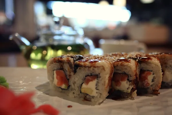 Sushi en thee — Stockfoto