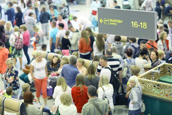 Passagiere am Flughafen — Stockfoto