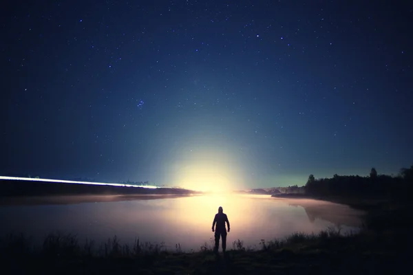 Homem da noite em Lake — Fotografia de Stock