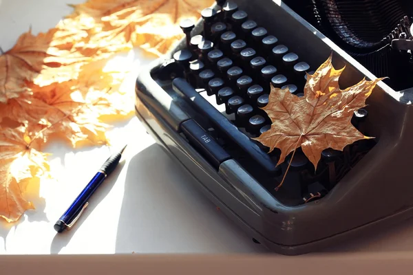 Máquina de escrever com folha de outono — Fotografia de Stock