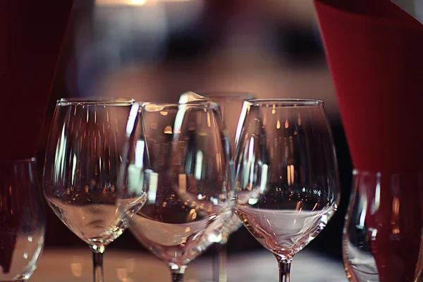 Bicchieri sul tavolo — Foto Stock
