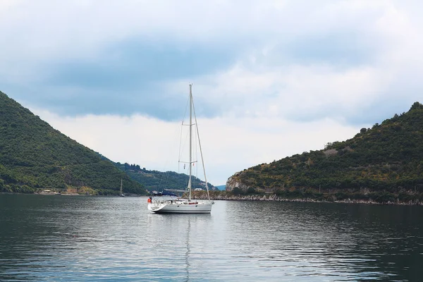 Yacht on sea — Stock Photo, Image