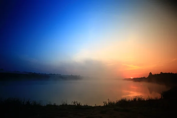 Sunrise on  lake — Stock Photo, Image