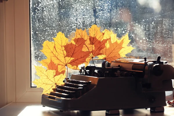 Осенняя пишущая машинка — стоковое фото