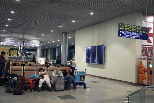 Pasajeros en el aeropuerto — Foto de Stock