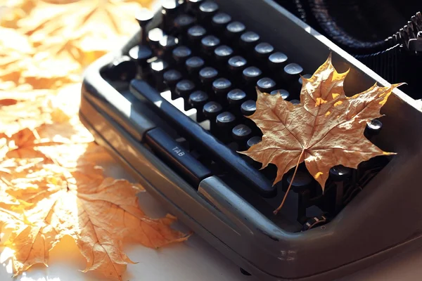 Máquina de escrever com folha de outono — Fotografia de Stock