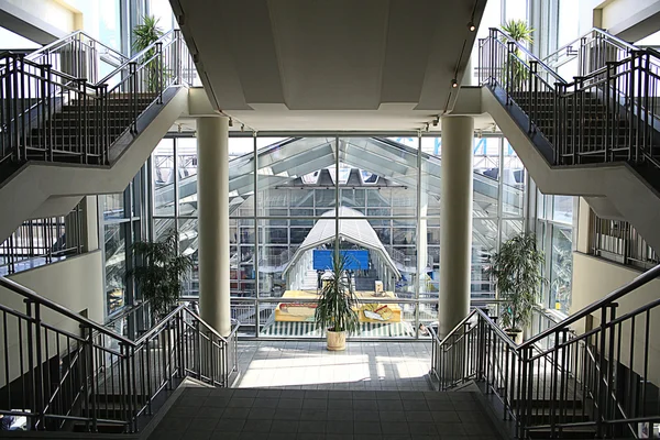 Escaliers dans un bâtiment moderne — Photo