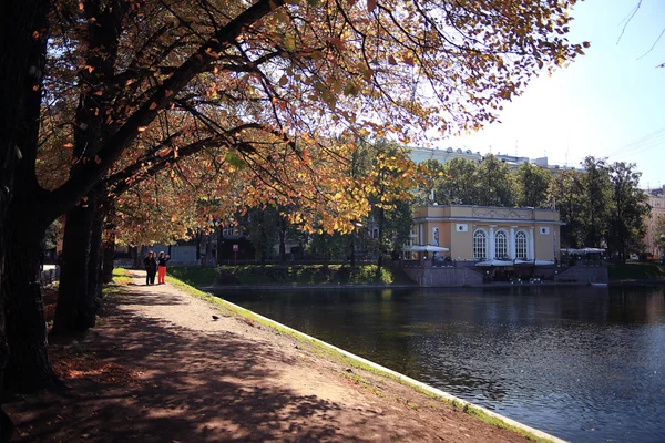 Lagoa no parque — Fotografia de Stock