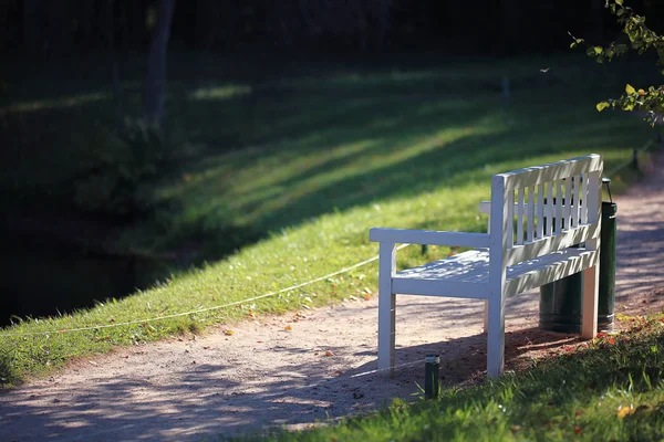 Bänk i höstparken — Stockfoto