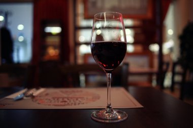kırmızı şarap kadehi