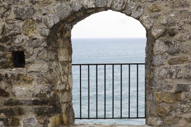 manastırın kapısı