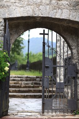 manastırın kapısı