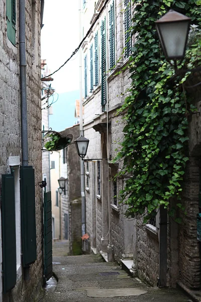 Smalle straat in de stad — Stockfoto