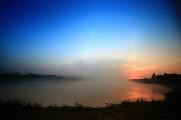 Sunrise on  lake — Stock Photo, Image