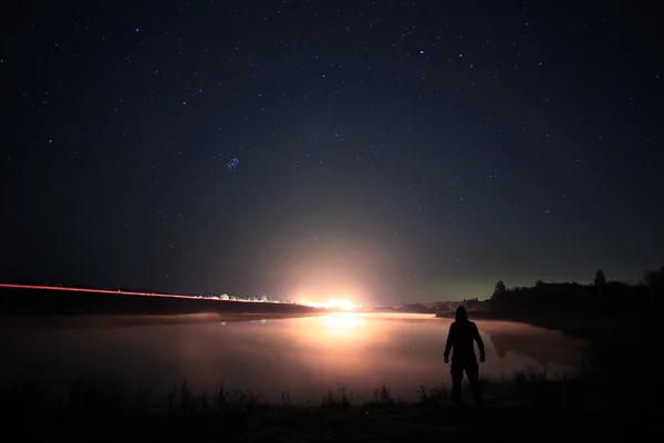 Hombre de noche en el lago — Foto de Stock