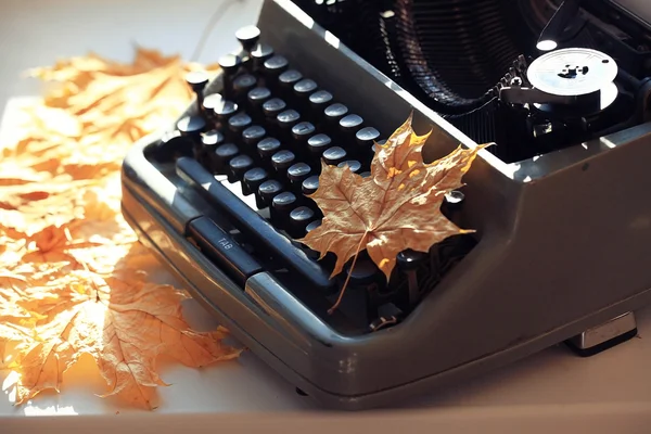 Máquina de escrever com folha de outono — Fotografia de Stock