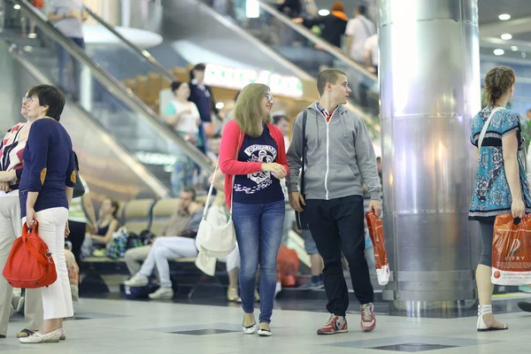 Pasajeros en el aeropuerto —  Fotos de Stock