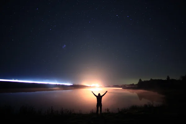 Nocny człowiek nad jeziorem — Zdjęcie stockowe