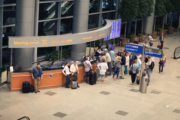 Pasajeros en el aeropuerto — Foto de Stock