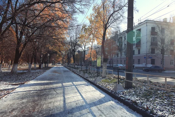 Autumn snowy park — Stock Photo, Image