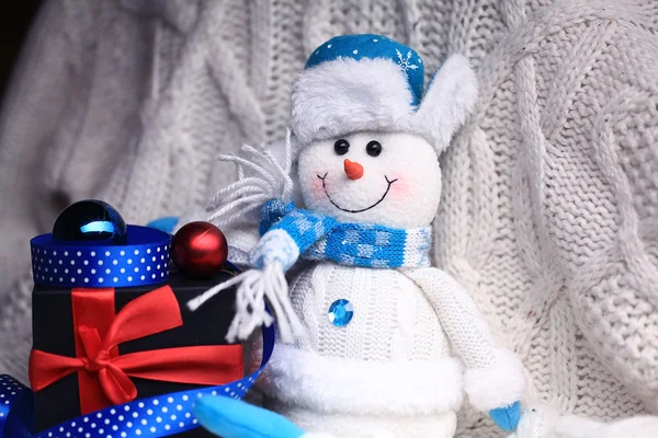 Sneeuwpop met decoraties — Stockfoto